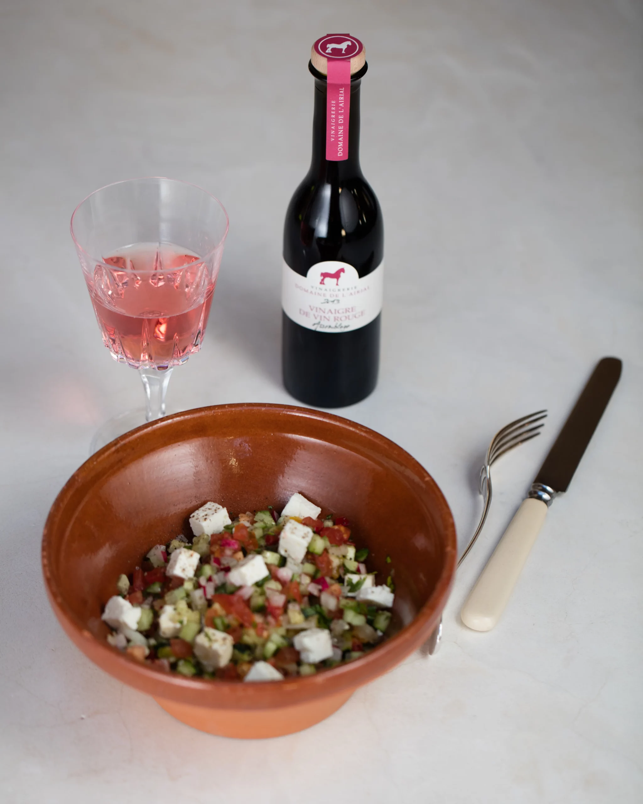 Salade méditerranéenne avec vinaigre de vin rouge
