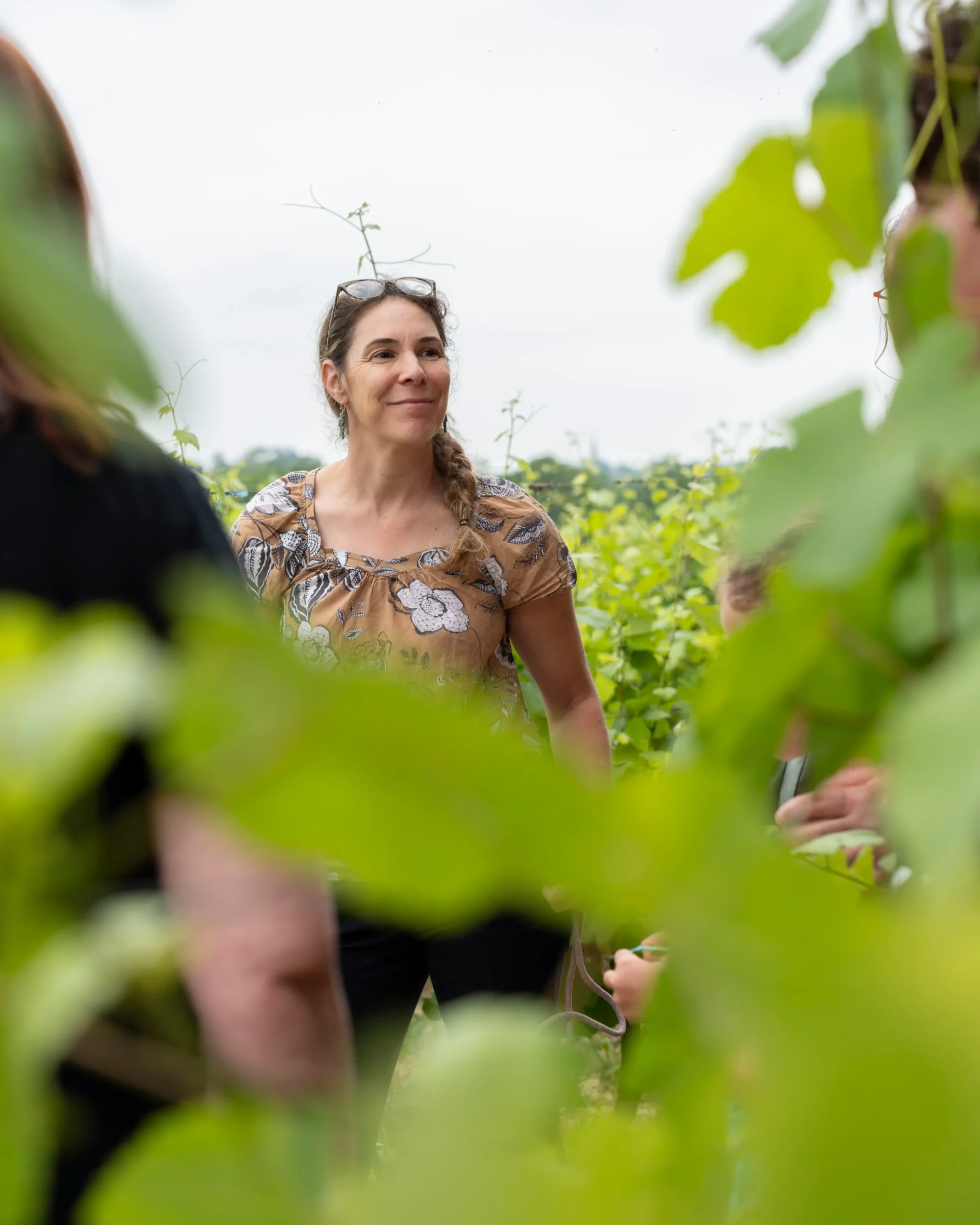 Cecile-sourire-dans-les-vignes